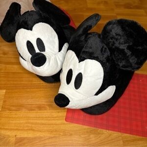 NEW never worn. Men’s Mickey Mouse house slippers size 10/13